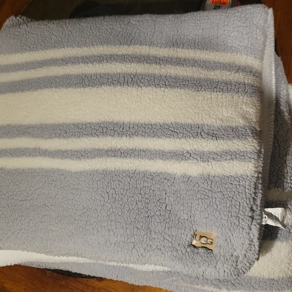 UGG Throw - Picture 1 of 5